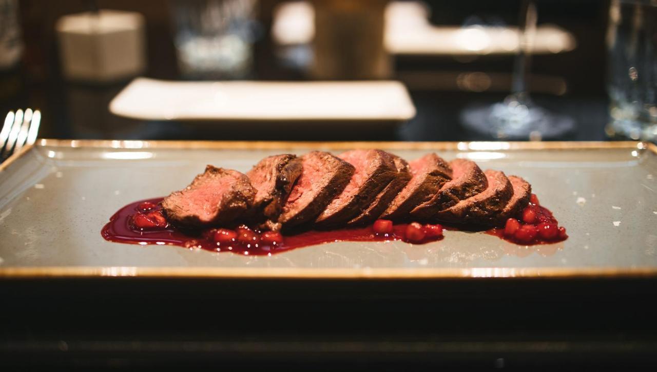 Roomers, Frankfurt, A Member Of Design Hotels Frankfurt nad Menem Zewnętrze zdjęcie A steak prepared with a cranberry glaze