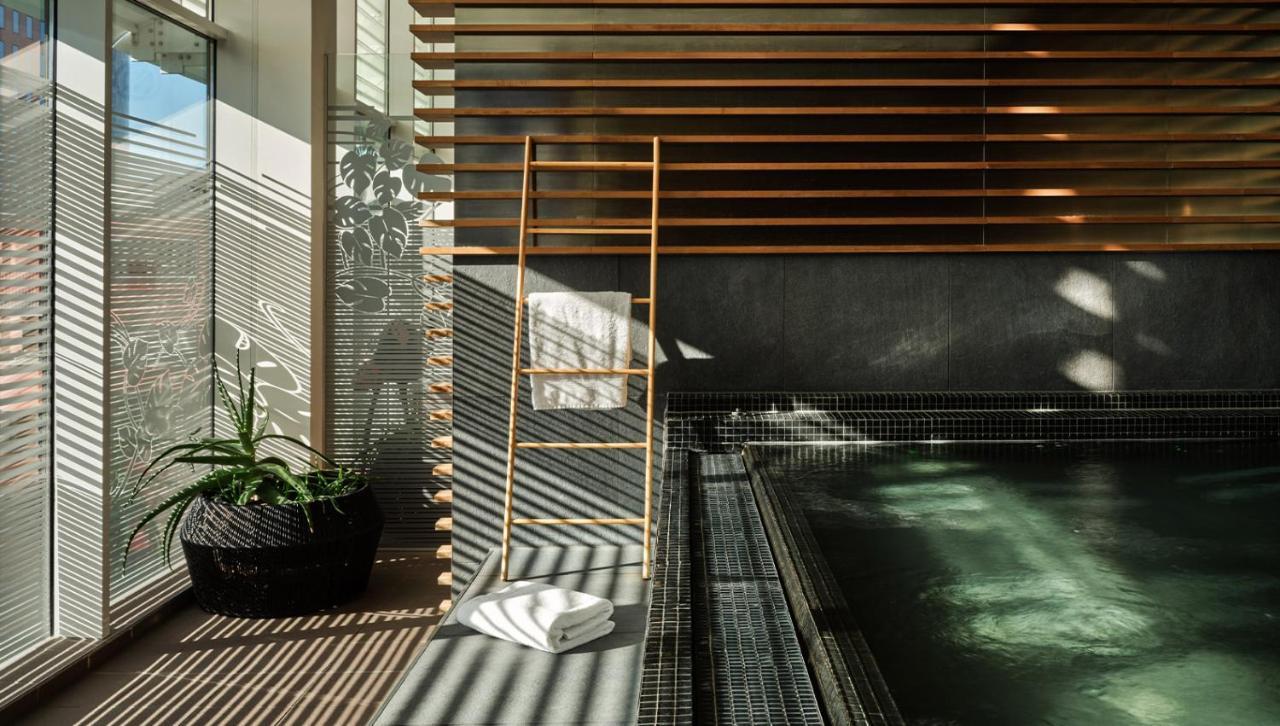 Roomers, Frankfurt, A Member Of Design Hotels Frankfurt nad Menem Zewnętrze zdjęcie The swimming pool at the hotel