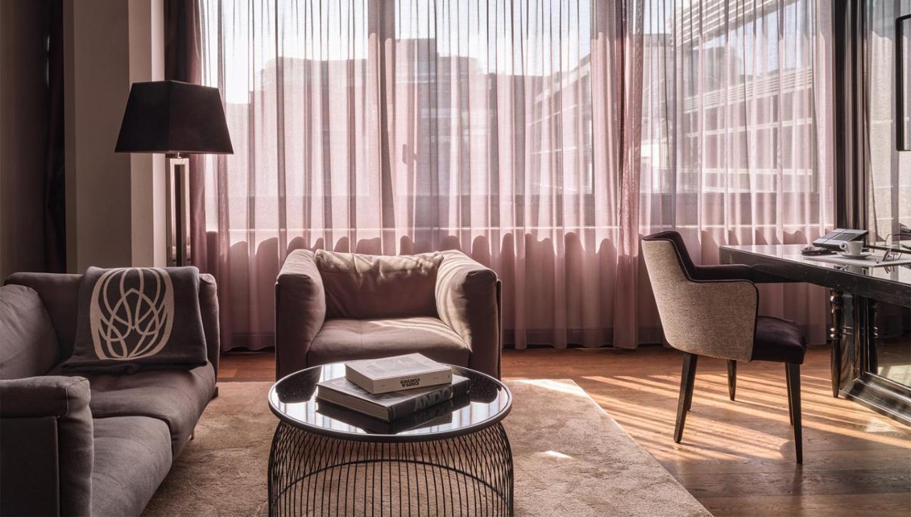 Roomers, Frankfurt, A Member Of Design Hotels Frankfurt nad Menem Zewnętrze zdjęcie A living room at the Mandarin Oriental, Munich