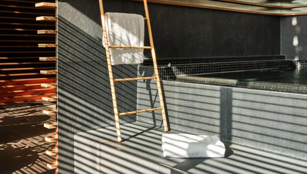 Roomers, Frankfurt, A Member Of Design Hotels Frankfurt nad Menem Zewnętrze zdjęcie A ladder