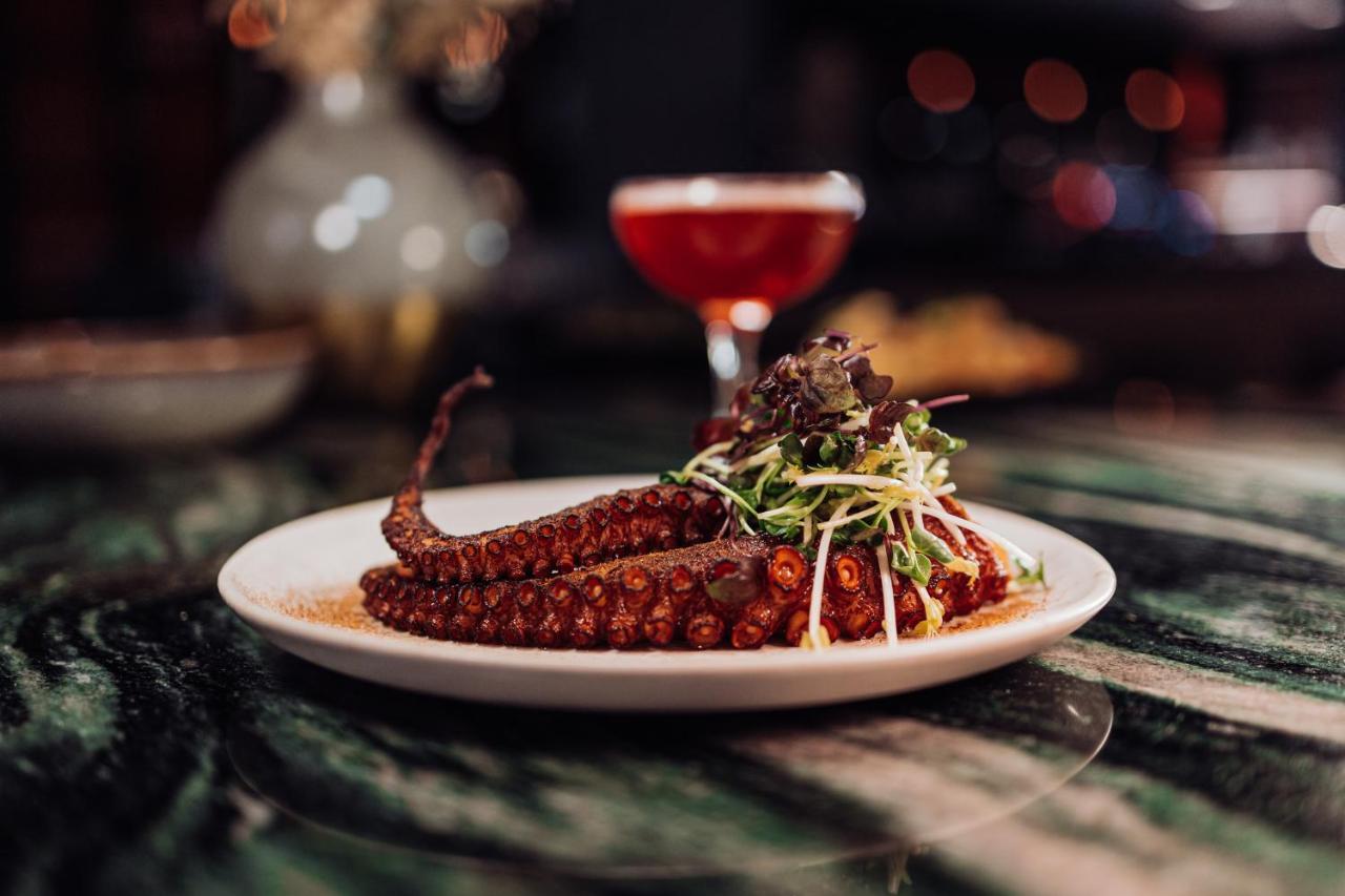 Roomers, Frankfurt, A Member Of Design Hotels Frankfurt nad Menem Zewnętrze zdjęcie A plate of grilled octopus